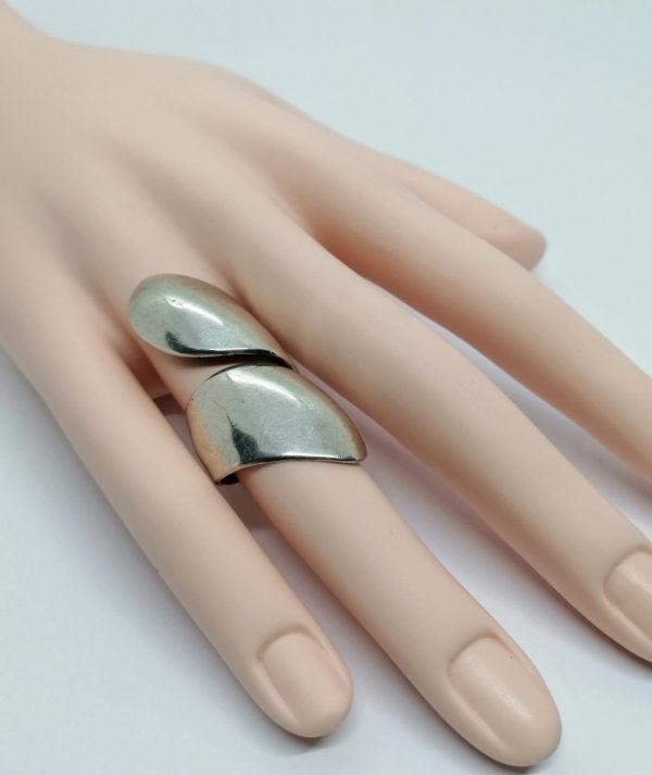 Bague argent , gros modèle large qui s'enroule sur le doigt. – Image 4