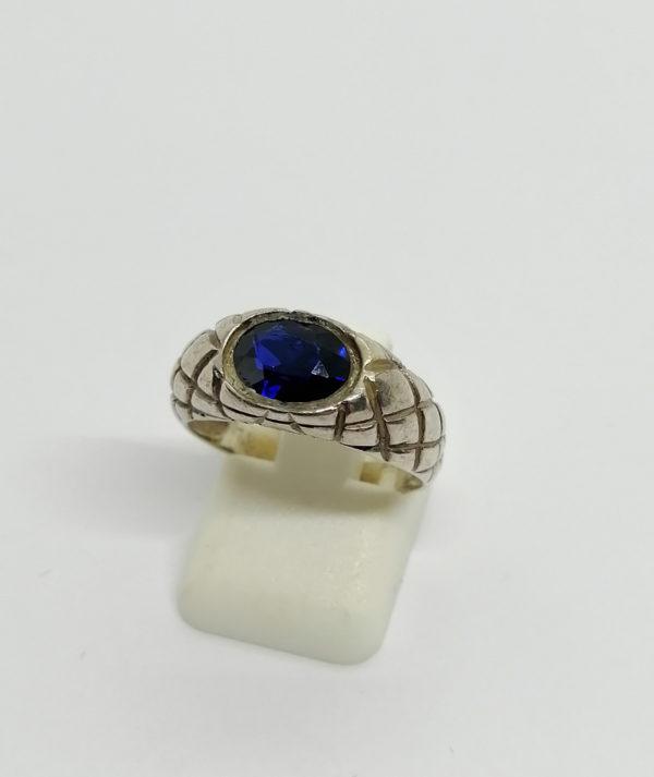 Bague argent , jonc travaillé avec pierre bleu en sertie clos.