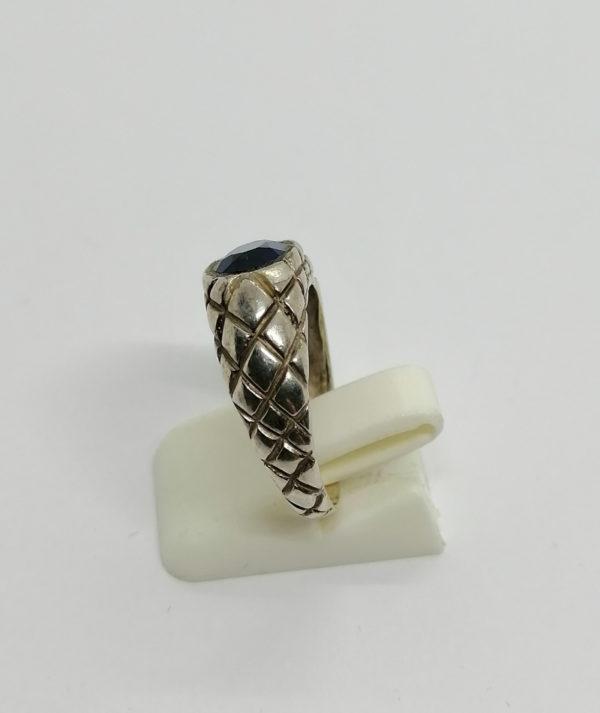 Bague argent , jonc travaillé avec pierre bleu en sertie clos. – Image 2