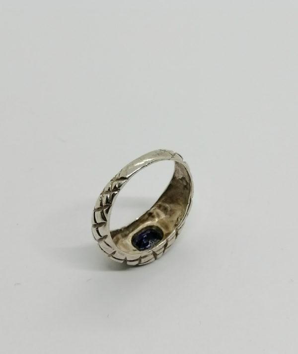 Bague argent , jonc travaillé avec pierre bleu en sertie clos. – Image 3