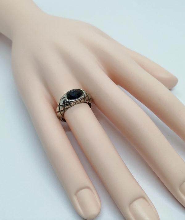 Bague argent , jonc travaillé avec pierre bleu en sertie clos. – Image 4