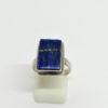 Bague argent, avec cabochon plat, de lapis-lazuli de forme rectangulaire.