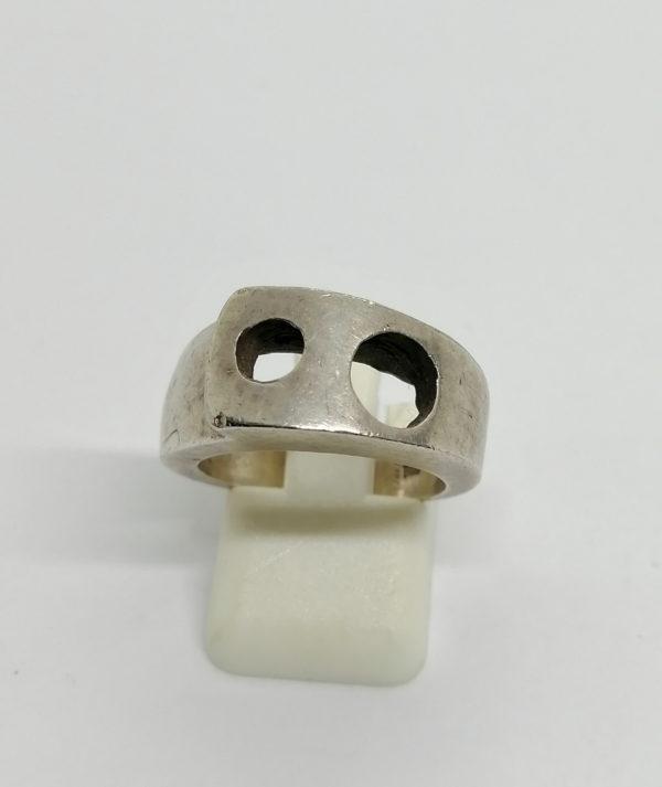 Bague argent , anneau ouvert et ajouré de cercles.