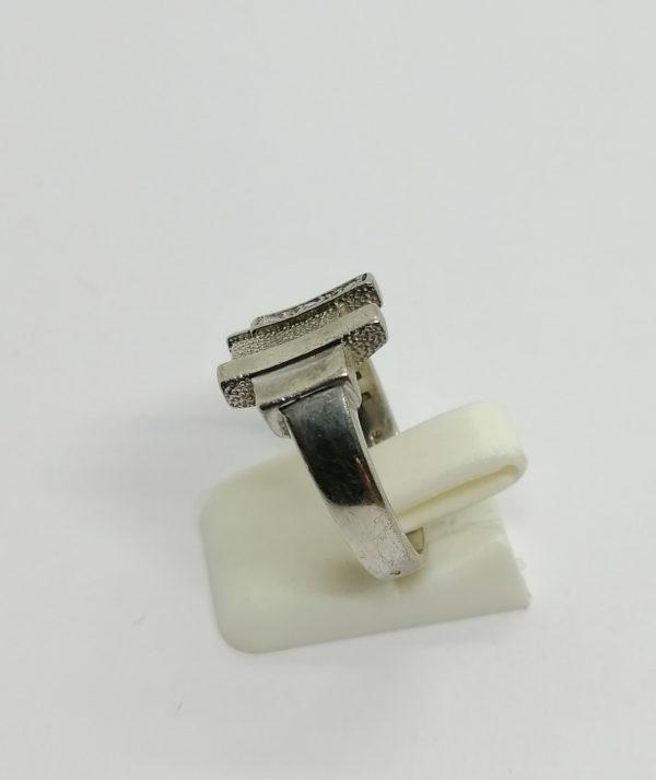 Bague argent, de forme structurée, et sertie de petites pierres blanches, 1960-70. – Image 2