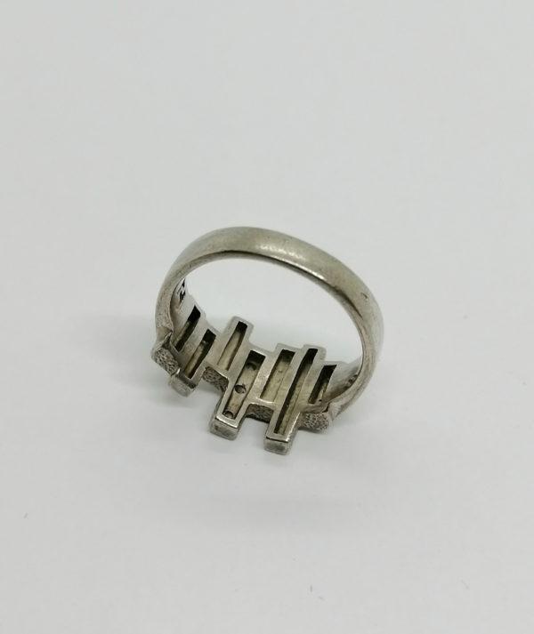 Bague argent, de forme structurée, et sertie de petites pierres blanches, 1960-70. – Image 3