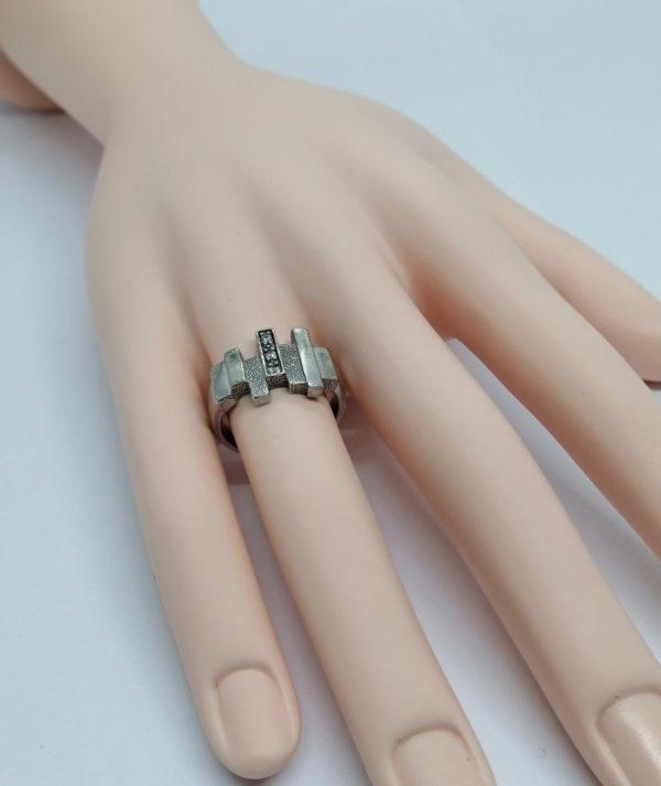 Bague argent, de forme structurée, et sertie de petites pierres blanches, 1960-70. – Image 4