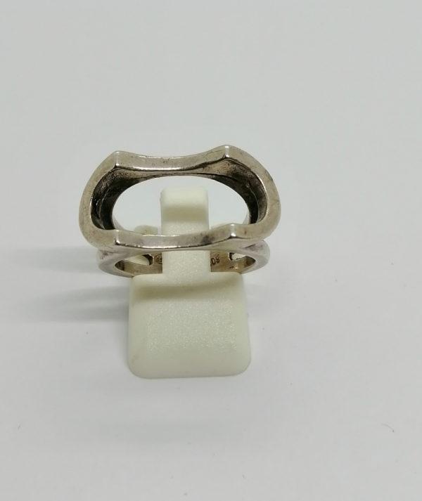 Bague argent, totalement ajourée et de forme particulière.