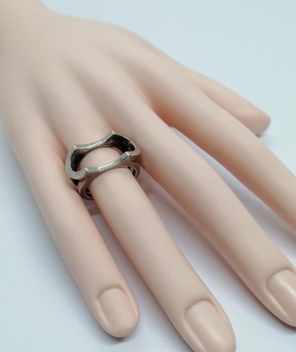 Bague argent, totalement ajourée et de forme particulière. – Image 4