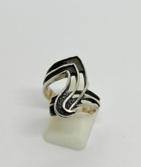 Bague argent, modèle façon vague ajourée et travaillée, Français 1980-90.