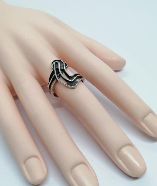 Bague argent, modèle façon vague ajourée et travaillée, Français 1980-90. – Image 4