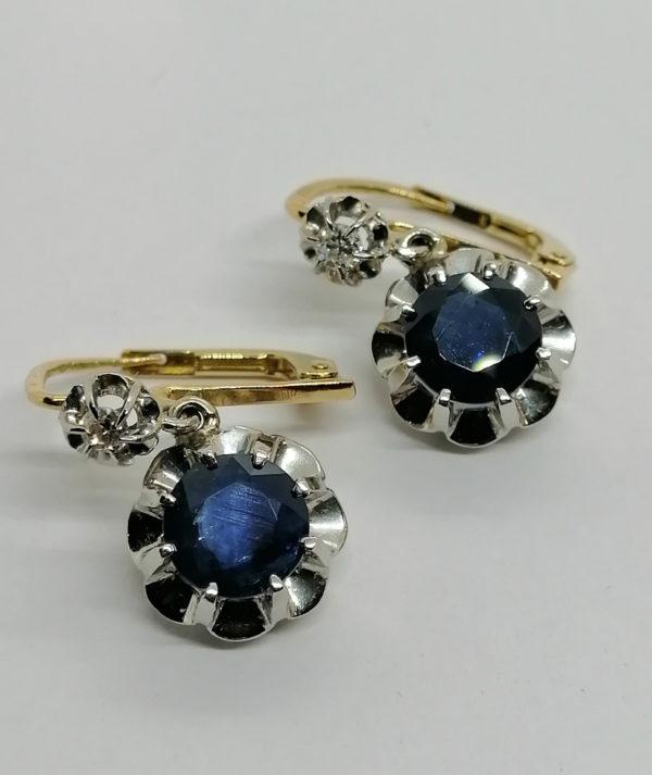 Boucles d'oreilles en or, sertie d'importants saphirs, et petits diamants, 1925-30.