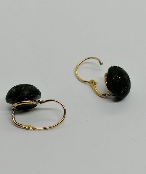 Boucles d'oreilles en or, bouton en jais, gravé d'étoiles, 1920. – Image 2