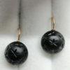 Boucles d'oreilles en or, bouton en jais, gravé d'étoiles, 1920. – Image 3
