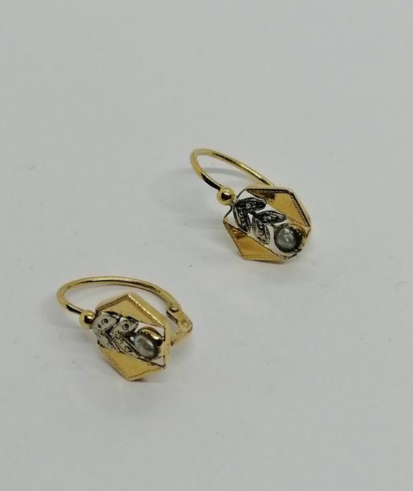 Boucles d'oreilles en or bicolore, de forme hexagonale et demi-perle fine, 1925-30.