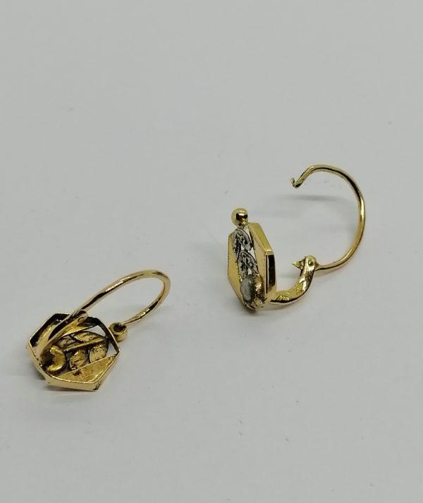 Boucles d'oreilles en or bicolore, de forme hexagonale et demi-perle fine, 1925-30. – Image 2