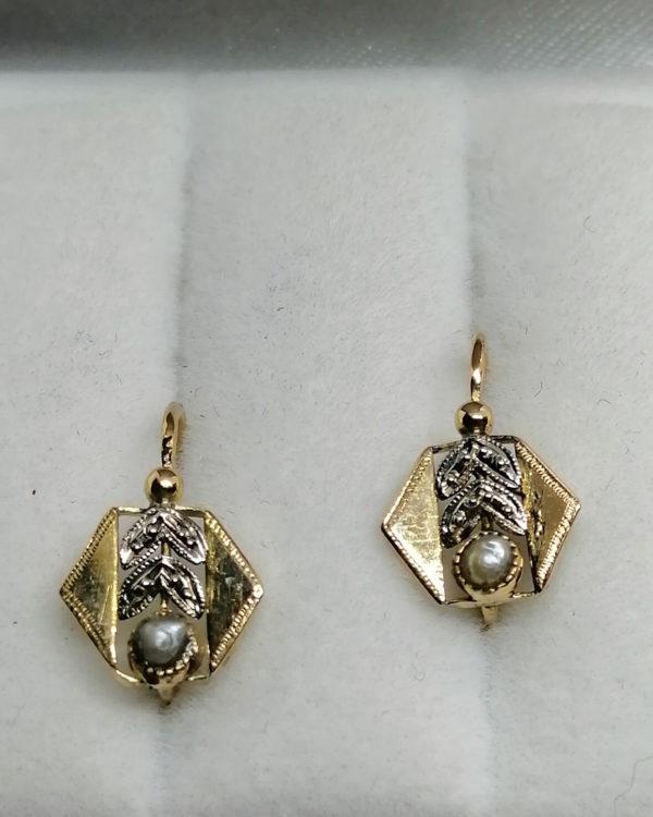 Boucles d'oreilles en or bicolore, de forme hexagonale et demi-perle fine, 1925-30. – Image 3