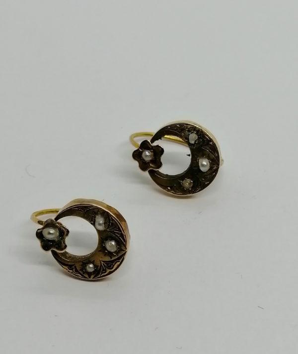 Boucles d'oreilles en or rosé, façon demi-lune avec sertie de perles fines, 1900.