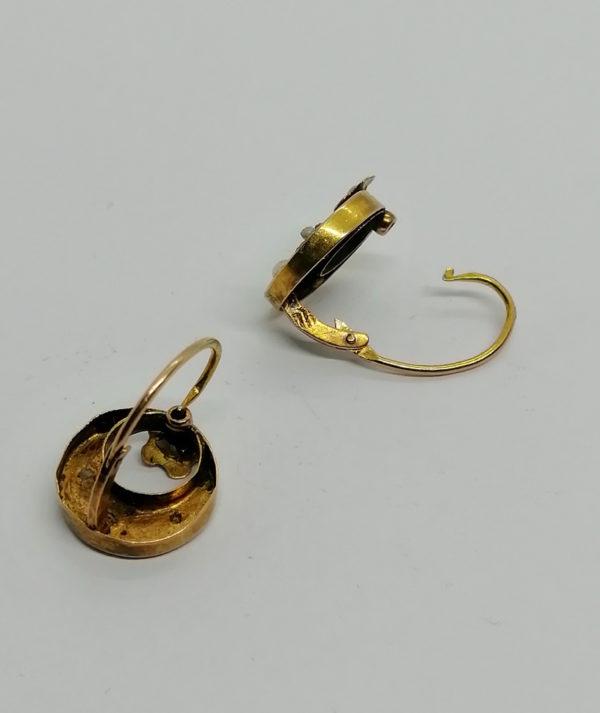 Boucles d'oreilles en or rosé, façon demi-lune avec sertie de perles fines, 1900. – Image 2