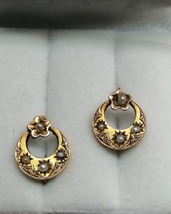 Boucles d'oreilles en or rosé, façon demi-lune avec sertie de perles fines, 1900. – Image 3
