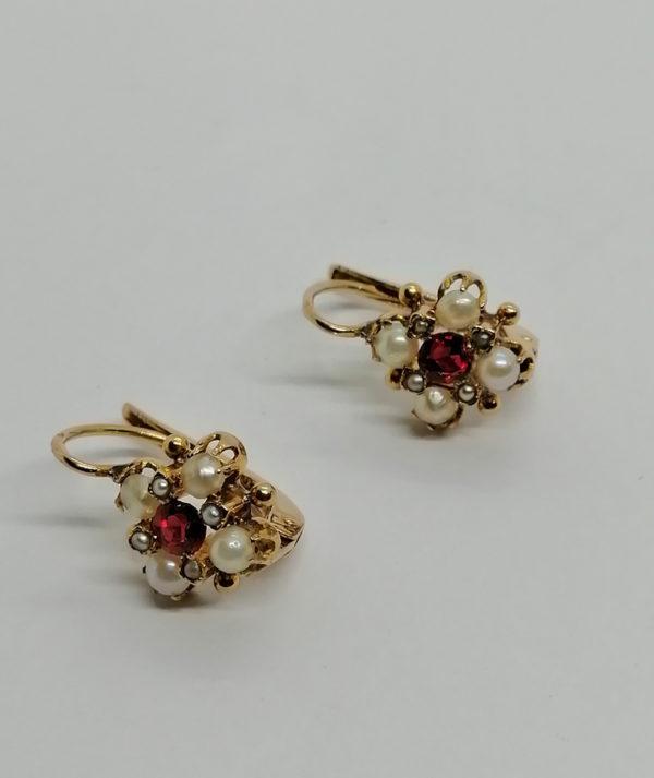 Boucles d'oreilles en or, avec pâte de verre coloré et sertie de perles fines, 1900.