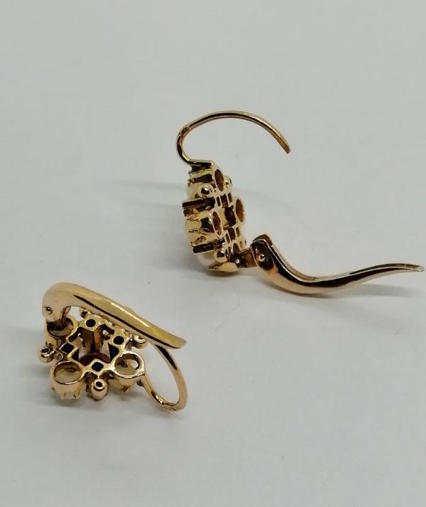 Boucles d'oreilles en or, avec pâte de verre coloré et sertie de perles fines, 1900. – Image 2