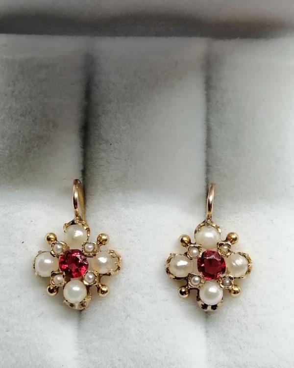 Boucles d'oreilles en or, avec pâte de verre coloré et sertie de perles fines, 1900. – Image 3