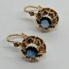 Boucles d'oreilles en or rosé, sertie de saphirs et de roses de diamants, vers 1880.