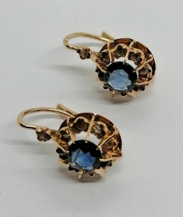Boucles d'oreilles en or rosé, sertie de saphirs et de roses de diamants, vers 1880.