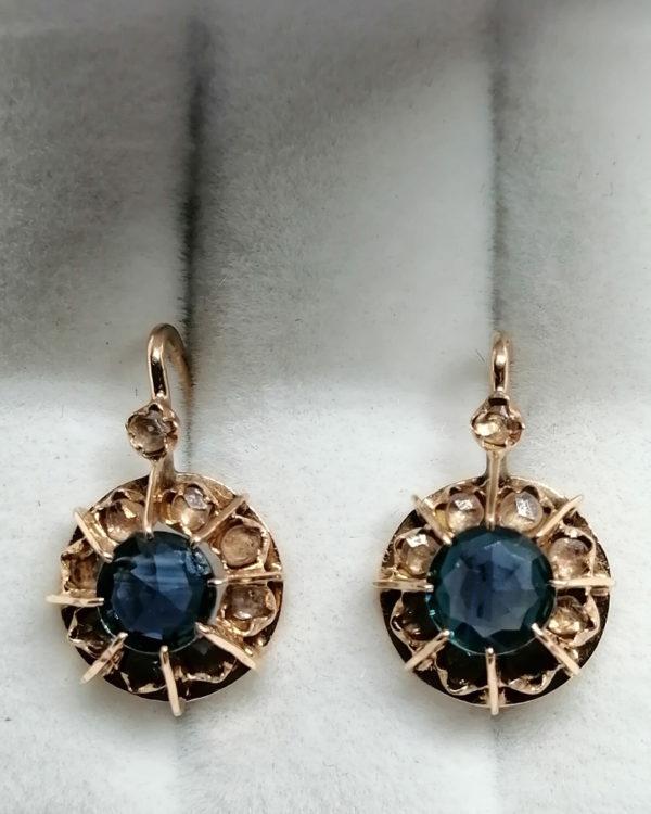 Boucles d'oreilles en or rosé, sertie de saphirs et de roses de diamants, vers 1880. – Image 3