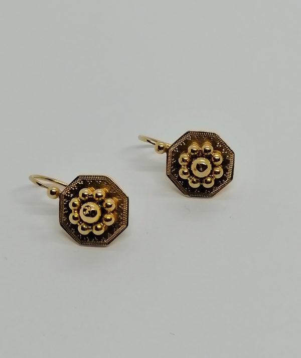 Boucles d'oreilles en or, modèle gravé et boules, 1900.