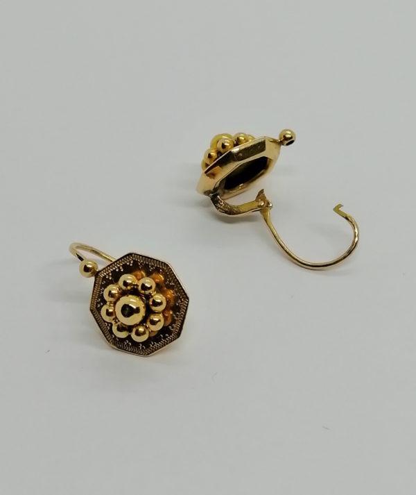 Boucles d'oreilles en or, modèle gravé et boules, 1900. – Image 2