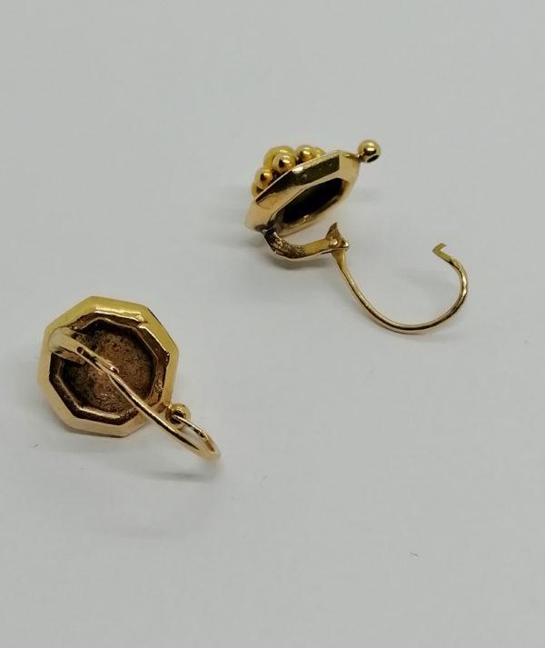 Boucles d'oreilles en or, modèle gravé et boules, 1900. – Image 3