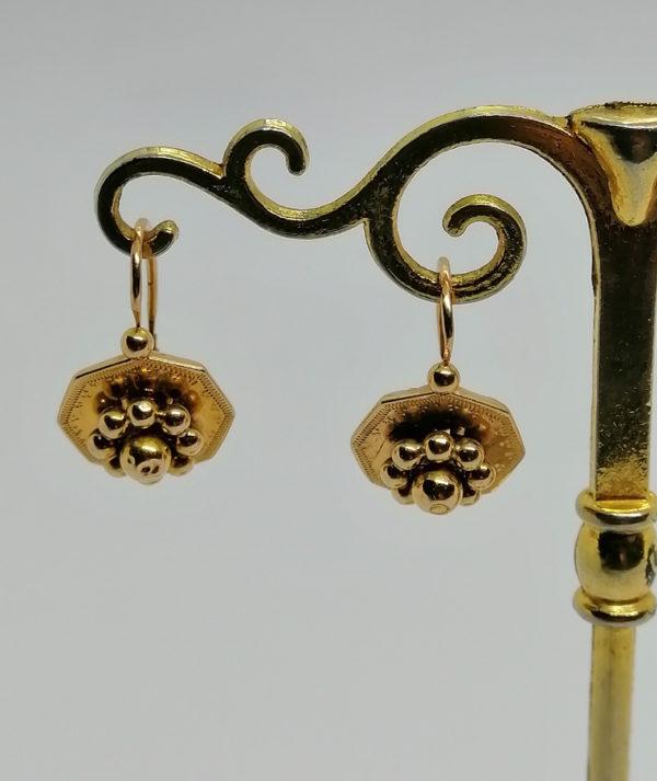 Boucles d'oreilles en or, modèle gravé et boules, 1900. – Image 4