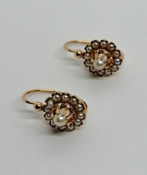Boucles d'oreilles en or rosé, pavage de demi-perles fines, 1880-1900.