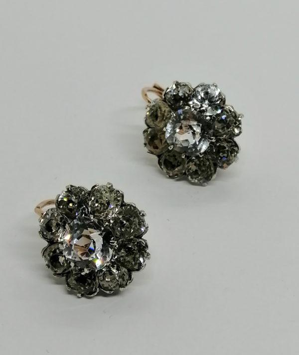 Boucles d'oreilles en or rosé sertie argent, importante marguerite en cristal taillé, fin 19ième siècle.