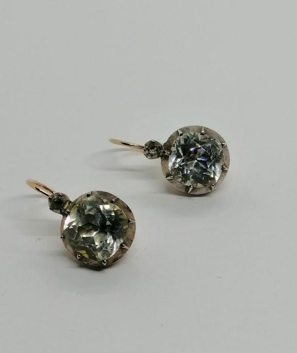 Boucles d'oreilles or rosé, sertie clos de cristal taillé de forme coussin,1860-80.