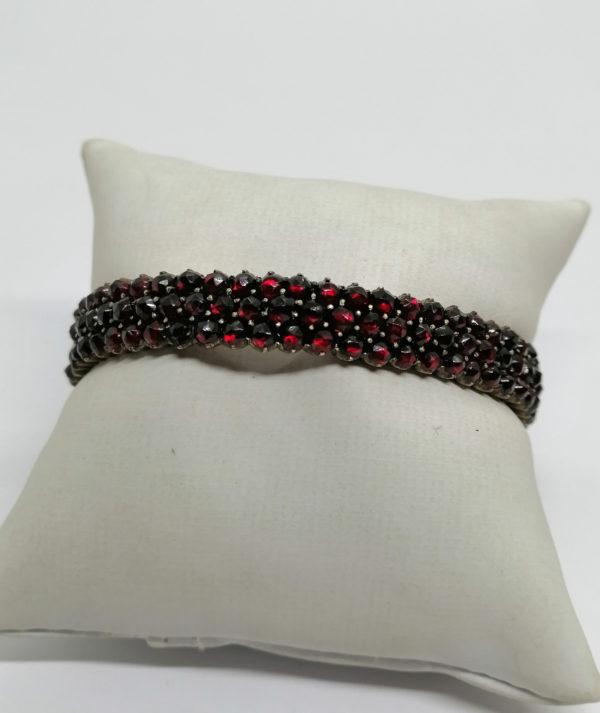 Bracelet jonc, pavage de grenats taille bohême, vers 1900.