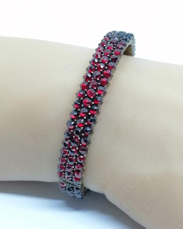 Bracelet jonc, pavage de grenats taille bohême, vers 1900. – Image 3