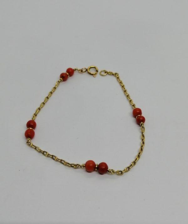 Bracelet en or jaune et petites boules de corail, 1930.