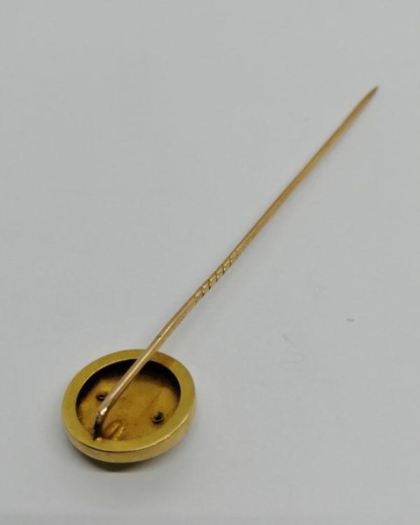 Epingle à cravatte en or émaillée et sertie de demi-perles fines, fin 19ième siècle. – Image 3