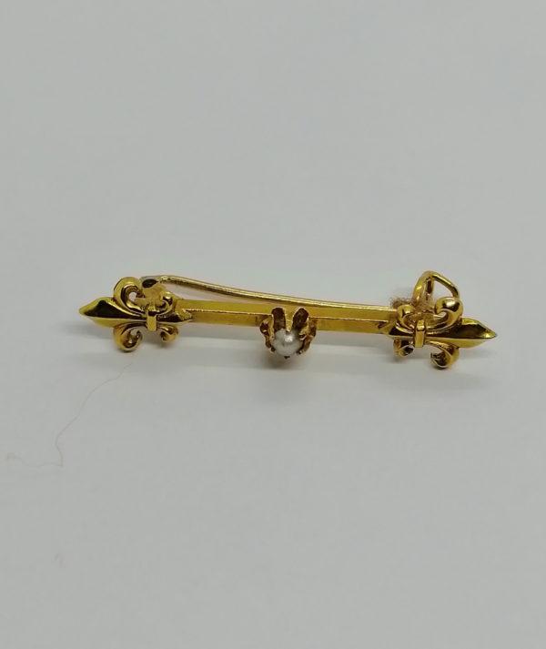 Broche en or, fleur de lys et petite perle fine, vers 1880.