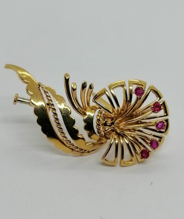 Broche en or, fleur stylisée et feuille, sertie de petits rubis, 1940-50. – Image 2