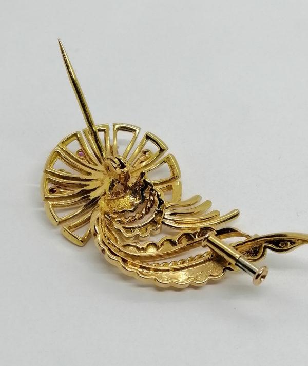 Broche en or, fleur stylisée et feuille, sertie de petits rubis, 1940-50. – Image 3