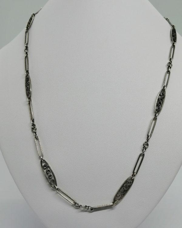 Collier argent, modèle maillon long ajouré, alterné de maillons forme olive filigrané.