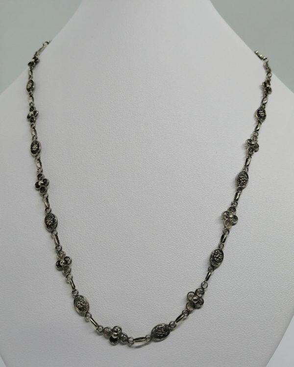Collier argent maillon ancien particulier en forme et filigrané en intérieur, Art Nouveau.