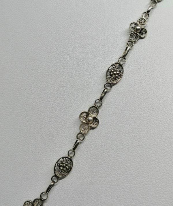 Collier argent maillon ancien particulier en forme et filigrané en intérieur, Art Nouveau. – Image 2