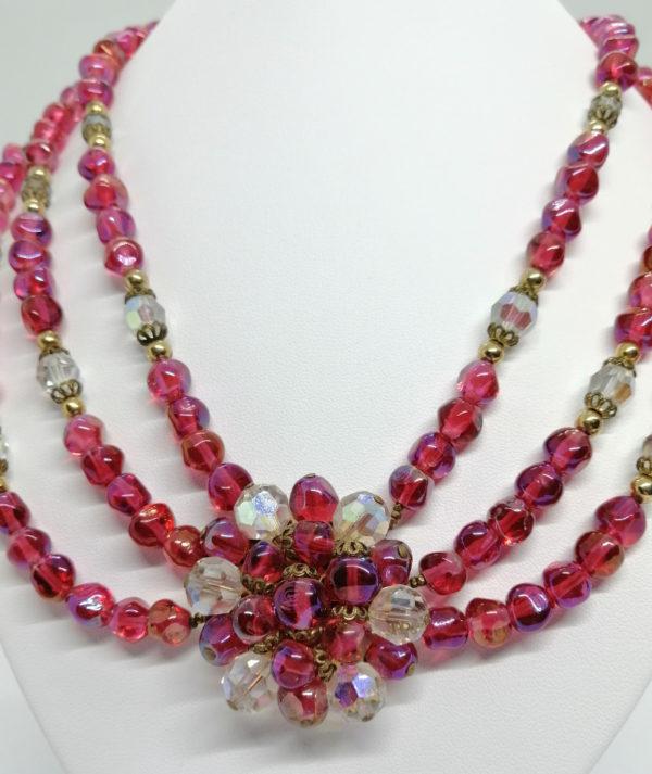 Collier trois rangs de perle de verre rose et strass, avec médaillon, 1930-40. – Image 2