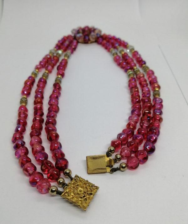 Collier trois rangs de perle de verre rose et strass, avec médaillon, 1930-40. – Image 5