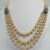 Collier deux et trois rangs de perles, et motif pavage de strass. – Image 2