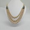 Collier deux et trois rangs de perles, et motif pavage de strass.